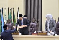 Wakil Gubernur Sumsel H Mawardi Yahya didampingi Sekda   Sumsel Ir. S.A. Supriono menghadiri Rapat Paripurna LV (50) DPRD Provinsi Sumsel 