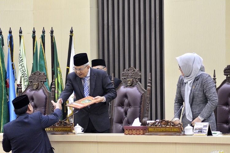 Wakil Gubernur Sumsel H Mawardi Yahya didampingi Sekda Sumsel Ir. S.A. Supriono menghadiri Rapat Paripurna LV (50) DPRD Provinsi Sumsel