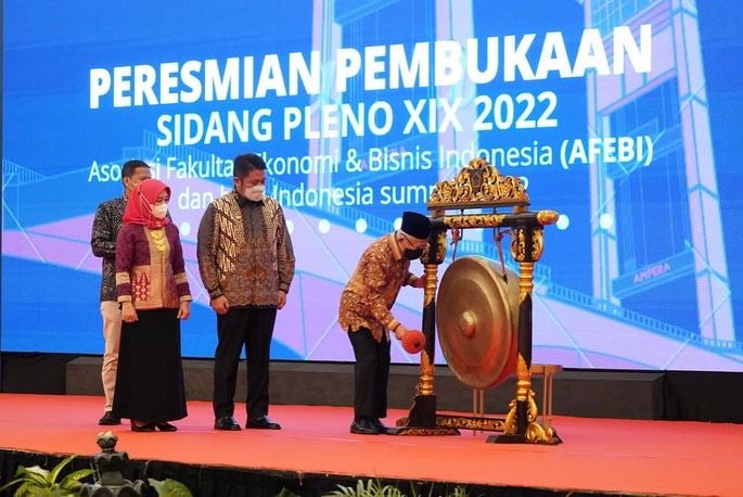 Pembukaan Sidang Pleno XIX Asosiasi Fakultas Bisnis dan Ekonomi (AFEBI) dan Halal Summit 2022