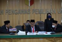 Ketua Majelis Sidang Rahmat Bagja didampingi dua Anggota Majelis Sidang, Puadi dan Totok Hariyono dalam sidang pemeriksaan lanjutan dugaan pelanggaran administrasi yang dilaporkan Partai Kedaulatan dan Partai Reformasi, Kamis (8/9/2022) 