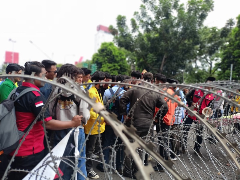 Aksi penolakan terhadap kenaikan bahan bakar minyak [BBM] oleh ribuan mahasiswa Sumatera Selatan di Simpang Lima DPRD Sumsel, Kamis [08/09] menuai sorotan publik. 