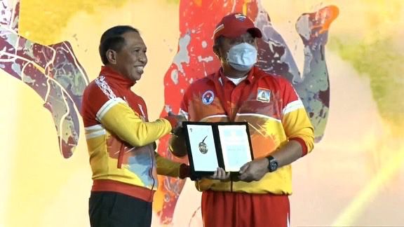 Gubernur Sumsel, H Herman Deru menerima penghargaan dari Menpora RI, Zainudin Amali