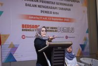 Anggota Bawaslu Lolly Suhenti memberikan arahan dalam Rapat Koordinasi dan Diskusi Terpumpun Program Prioritas Kehumasan dalam Menghadapi Tahapan Pemilu 2024 di Jakarta, Minggu malam (11/9/2022)