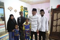 Gubernur Sumsel H Herman Deru menyambangi kediaman orang tua alm AM santri Ponpes Gontor asal Palembang yang beberapa waktu lalu meninggal dunia diduga akibat penganiayaan