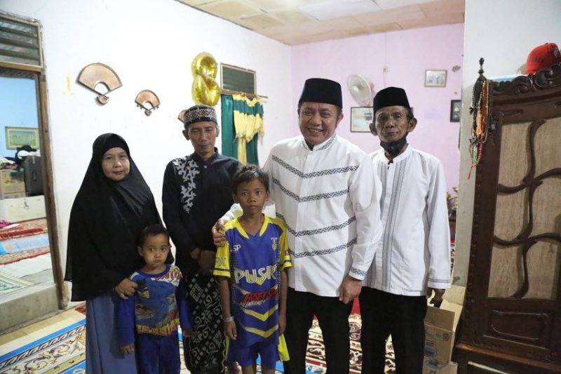 Gubernur Sumsel H Herman Deru menyambangi kediaman orang tua alm AM santri Ponpes Gontor asal Palembang yang beberapa waktu lalu meninggal dunia diduga akibat penganiayaan