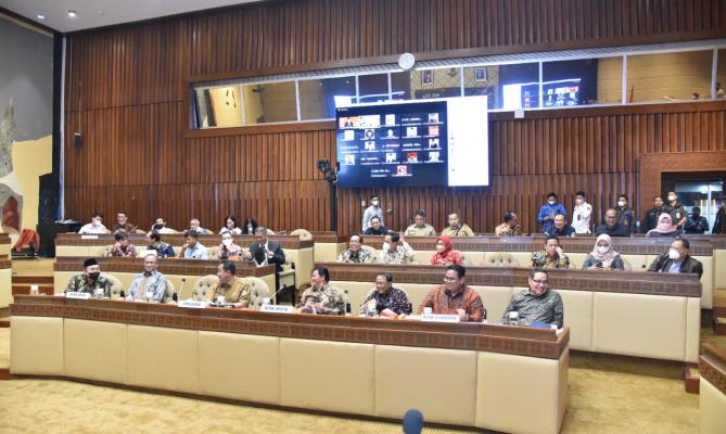 Rapat Dengar Pendapat antara Komisi II DPR, Komisi Pemilihan Umum (KPU), Badan Pengawas Pemilihan Umum (Bawaslu), Dewan Kehormatan Penyelenggara Pemilu (DKPP) dan Kementerian Dalam Negeri (Kemendagri), di Ruang Rapat Komisi II DPR RI, Senin, (12/09/2022)