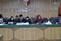 Empat Majelis Sidang Bawaslu (kiri ke kanan) yakni Herwyn JH Malonda, Puadi, Lolly Suhenty, dan Totok Hariyono saat membacakan putusan atas laporan dugaan pelanggaran administrasi pemilu dari tujuh partai politik calon peserta Pemilu 2024
