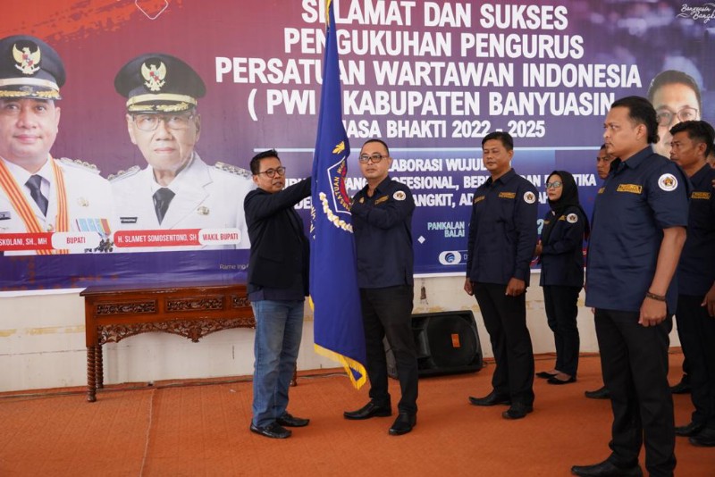 Ketua PWI Sumatera Selatan [Sumsel] H Firdaus Komar SPd MSi melantik dan mengukuhkan Ketua PWI Banyuasin terpilih dan pengurus PWI Banyuasin periode 2022-2025, Kamis [22/9/2022] di Pendopo Rumah Dinas Bupati Banyuasin Banyuasin.