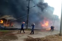 Gudang penampungan minyak ilegal yang berlokasi di Jalan Mayjen Satibi Darwis RT 28 RW 10, Kelurahan Karya Jaya, Kecamatan Kertapati terbakar sekira pukul 12:10 WIB, Kamis [22/09/2022].