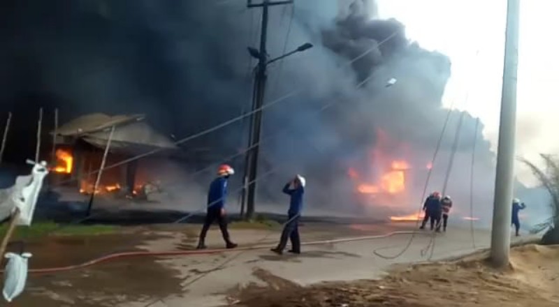 Gudang penampungan minyak ilegal yang berlokasi di Jalan Mayjen Satibi Darwis RT 28 RW 10, Kelurahan Karya Jaya, Kecamatan Kertapati terbakar sekira pukul 12:10 WIB, Kamis [22/09/2022].
