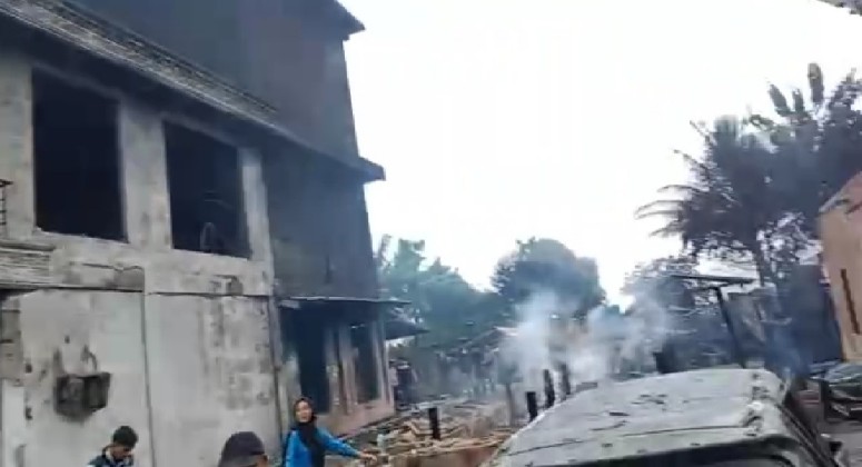 Peristiwa terbakarnya gudang penampungan BBM ilegal yang berlokasi di Jalan Mayjen Satibi Darwis Kelurahan Karya Jaya, Kecamatan Kertapati, Palembang, pada Kamis [22/09/2022],. 