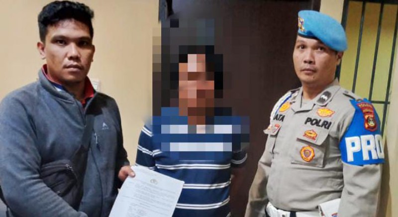 Oknum polisi berinisial Aipda S [42] pemilik gudang penampungan minyak ilegal, resmi ditahan oleh Provost Polrestabes Palembang