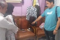 Kediaman Tika Aryani [22] warga Jalan HM Ryacudu Lorong Sadar, Kelurahan 8 Ulu, Kecamatan Jakabaring, Palembang disatroni maling sekitar pukul 01.00 WIB, Minggu [25/09/2022].