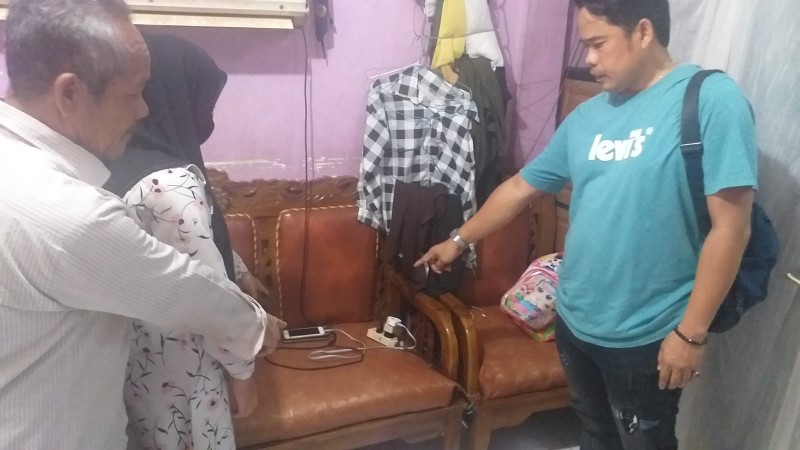 Kediaman Tika Aryani [22] warga Jalan HM Ryacudu Lorong Sadar, Kelurahan 8 Ulu, Kecamatan Jakabaring, Palembang disatroni maling sekitar pukul 01.00 WIB, Minggu [25/09/2022].