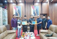 Bupati Banyuasin H Askolani dan Wabup H Slamet men-support Persatuan Wartawan Indonesia [PWI] Kabupaten Banyuasin yang akan berlaga pada Pekan Olahraga Seni Wartawan Daerah [Porseniwada] di Kota Prabumulih 4-6 Oktober 2022 mendatang.