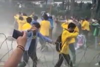 Aksi penolakan terhadap kenaikan bahan bakar minyak [BBM] oleh ribuan mahasiswa dari Universitas Sriwijaya, PGRI, Tridinanti, UIN Raden Fatah dan Buruh, di Simpang Lima DPRD Sumsel, berakhir ricuh, Kamis [08/09/2022].