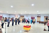 Sekjen Bawaslu Gunawan Suswantoro (kanan) empat pejabat lingkungan sekretariat Bawaslu Kabupaten Nias Selatan, Jumat (16/9/2022)