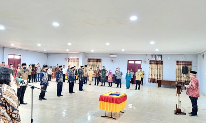 Sekjen Bawaslu Gunawan Suswantoro (kanan) empat pejabat lingkungan sekretariat Bawaslu Kabupaten Nias Selatan, Jumat (16/9/2022)
