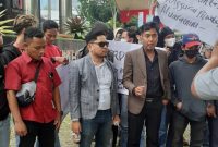 Puluhan massa dari Lembaga Bantuan Hukum Sriwijaya IUS Institute [LBH-Sriusin] menggelar aksi demonstrasi di depan gedung Merah Putih, Komisi Pemberantasan Korupsi [KPK], Jumat [16/09/2022].