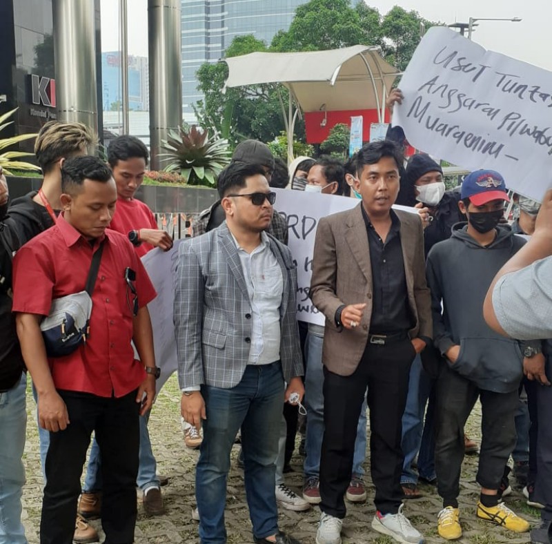 Puluhan massa dari Lembaga Bantuan Hukum Sriwijaya IUS Institute [LBH-Sriusin] menggelar aksi demonstrasi di depan gedung Merah Putih, Komisi Pemberantasan Korupsi [KPK], Jumat [16/09/2022].