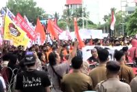 Aksi demonstrasi Buruh bersama Mahasiswa menolak kenaikan harga Bahan Bakar Minyak [BBM] di Simpang Lima DPRD Sumsel pada Kamis [08/09/2022] 