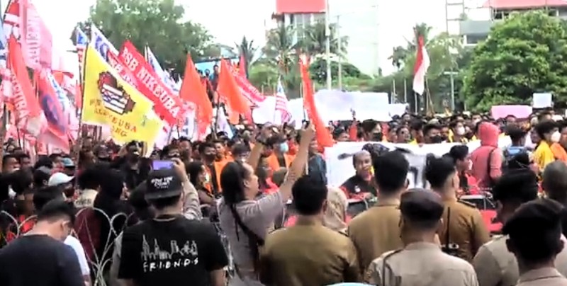 Aksi demonstrasi Buruh bersama Mahasiswa menolak kenaikan harga Bahan Bakar Minyak [BBM] di Simpang Lima DPRD Sumsel pada Kamis [08/09/2022] 
