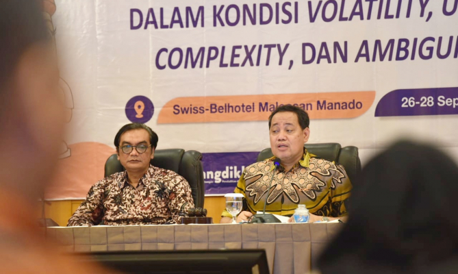 Anggota Bawaslu Herwyn J.H Malonda saat membuka Diskusi Kelompok Terpumpun Kajian Pelaksanaan Pemantauan Pemilu 2024 dalam kondisi Volatility, Uncertainty, Complexity, dan Ambiguity (VUCA), di Manado, Senin (26/9/2022)