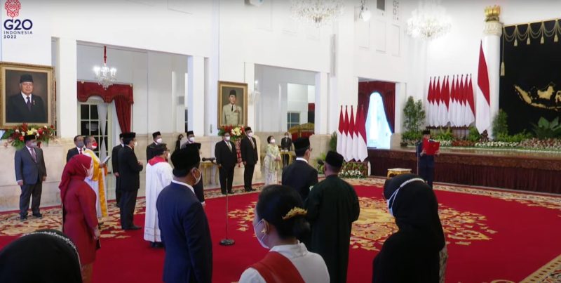 Presiden Jokowi lantik anggota DKPP masa tugas tahun 2022-2027, di Istana Negara, Jakarta, Rabu (07/2022). (Sumber: Tangkapan Layar)