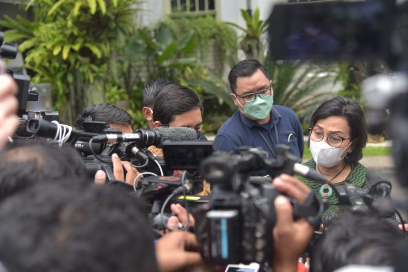 Menkeu Sri Mulyani Indrawati saat menjawab pertanyaan wartawan usai rapat terkait Persiapan Keketuaan Indonesia pada ASEAN 2023, di Kompleks Istana Kepresidenan, Jakarta, Selasa (13/09/2022)