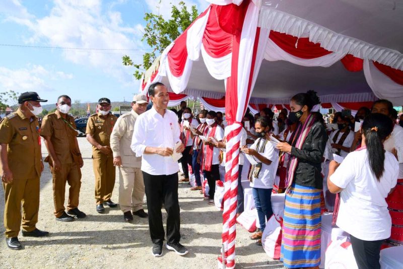 Presiden Jokowi meninjau penyerahan BLT BBM, sembako, dan BLT kepada peserta PKH di Kantor Pos Cabang Pembantu Moa, Kabupaten Maluku Barat Daya, Kamis (15/09/2022)
