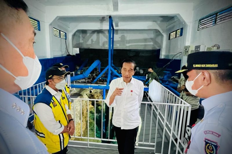 Presiden Jokowi meninjau SPAM Weymomolin, Tanimbar selatan, Kepulauan Tanimbar, Maluku