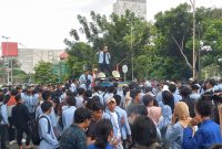 Aliansi Mahasiswa UIN Raden Fatah Palembang saat melakukan demo menolak kenaikan BBM di depan DPRD Provinsi Sumsel, Senin (5/9)