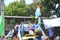 Kasetpres Heru Budi Hartono menemui secara langsung massa buruh dari KSPSI yang melakukan unjuk rasa terkait kenaikan harga BBM, di kawasan Tugu Arjuna Widjaja (Patung Kuda), Jakarta, Senin (12/09/2022)