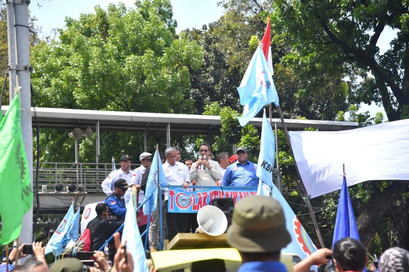 Kasetpres Heru Budi Hartono menemui secara langsung massa buruh dari KSPSI yang melakukan unjuk rasa terkait kenaikan harga BBM, di kawasan Tugu Arjuna Widjaja (Patung Kuda), Jakarta, Senin (12/09/2022)