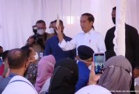 Presiden Jokowi meninjau penyaluran bansos di Baubau, Sulawesi Tenggara, Selasa (27/09/2022) 