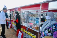 Presiden Jokowi menyerahkan bantuan di Buton Selatan, Sulawesi Tenggara, Selasa (27/09/2022)