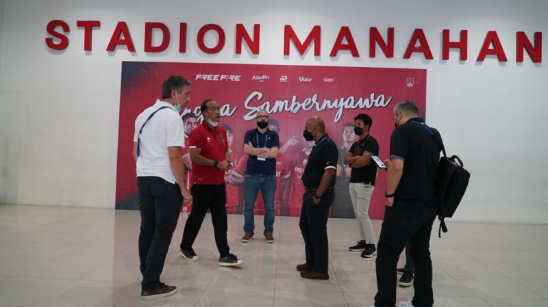 Perwakilan Konfederasi Sepakbola Asia (AFC) saat melakukan inspeksi venue di Surakarta, Solo