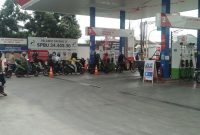 Warga Bandung saat antrean BBM