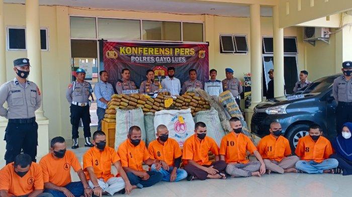 Kapolres Gayo Lues, AKBP Efrianza SIK memimpin konferensi pers kasus ganja dan sabu-sabu dengan menghadirkan para tersangka