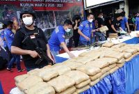 Polres Metro Jakarta Barat menggagalkan peredaran ganja seberat 209 kilogram dengan modus dimasukkan ke dalam truk berisi limbah