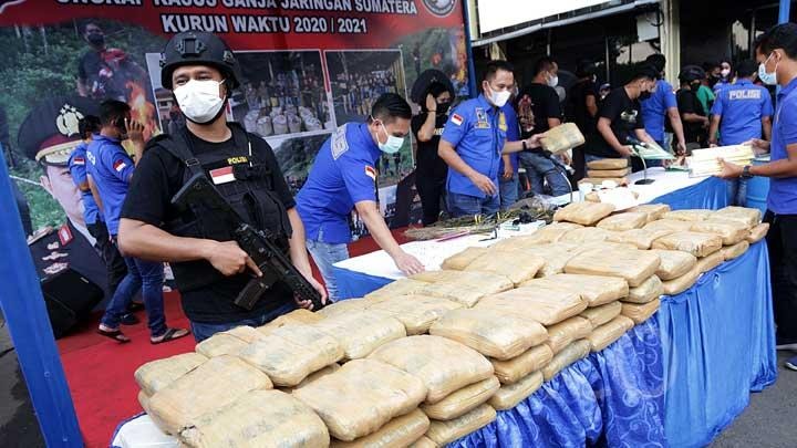 Polres Metro Jakarta Barat menggagalkan peredaran ganja seberat 209 kilogram dengan modus dimasukkan ke dalam truk berisi limbah