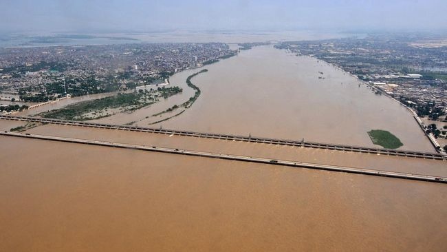 itra satelit menunjukkan banjir parah di Pakistan menyebabkan beberapa bagian Provinsi Sindh menjadi danau seluas 100 kilometer persegi.