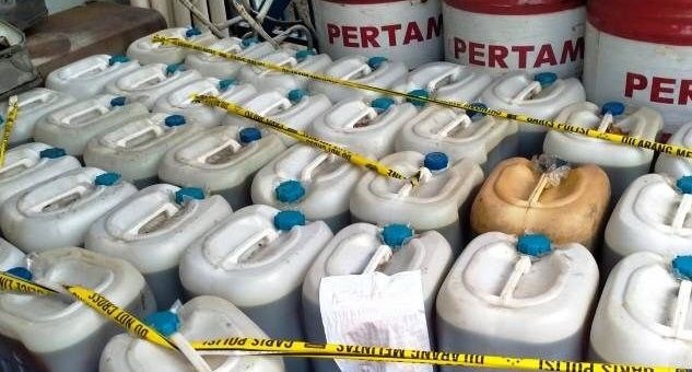 BBM Subsidi yang ditimbun tersangka diberi garis polisi