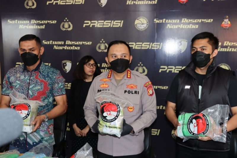 Satuan Narkoba Polres Metro Jakarta Barat saat menggelar keterangan pers