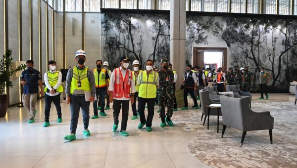 Menhub RI Budi Karya Sumadi saat melakukan tinjauan ke Bandara Halim, Sabtu (10/9)