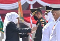 Pangdam V/Brawijaya Mayjen TNI Nurchahyanto MSc menerima penghargaan lencana emas Jer Basuki Mawa Beya dari Gubernur Jawa Timur Khofifah Indar Parawansa.