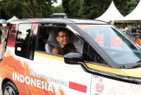 Mensesneg Pratikno mengendarai mobil listrik produksi Wuling Motors, di Plaza Bung Karno, Parkir Selatan Gelora Bung Karno, Jakarta, Rabu (26/10/2022)