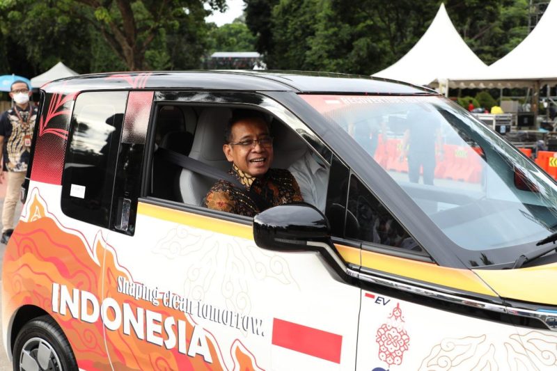 Mensesneg Pratikno mengendarai mobil listrik produksi Wuling Motors, di Plaza Bung Karno, Parkir Selatan Gelora Bung Karno, Jakarta, Rabu (26/10/2022)