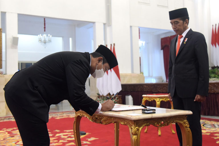Presiden Jokowi lantik Hendrar Prihadi jadi Kepala LKPP, di Istana Negara, Jakarta, Senin (10/10/2022) pagi  