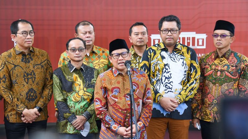 Ketua Umum PKB Muhaimin Iskandar didampingi delegasi PKB memberikan keterangan pers usai bertemu dengan Presiden Jokowi. Senin (31/10/2022), di Istana Kepresidenan Jakarta